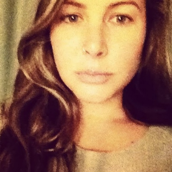 Meet your Posher, Cynthia - Picture 1 of 1